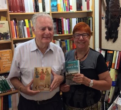 Ester Riera y Josep Mª Sarabia, fundadores de la "La Ploma", especializada en letras africanas desde 1987